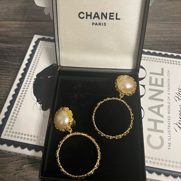 BEAUTIFUL Chanel Vintage XL Gold Pearl Hoop Clip On Earrings - Picture 1 of 13